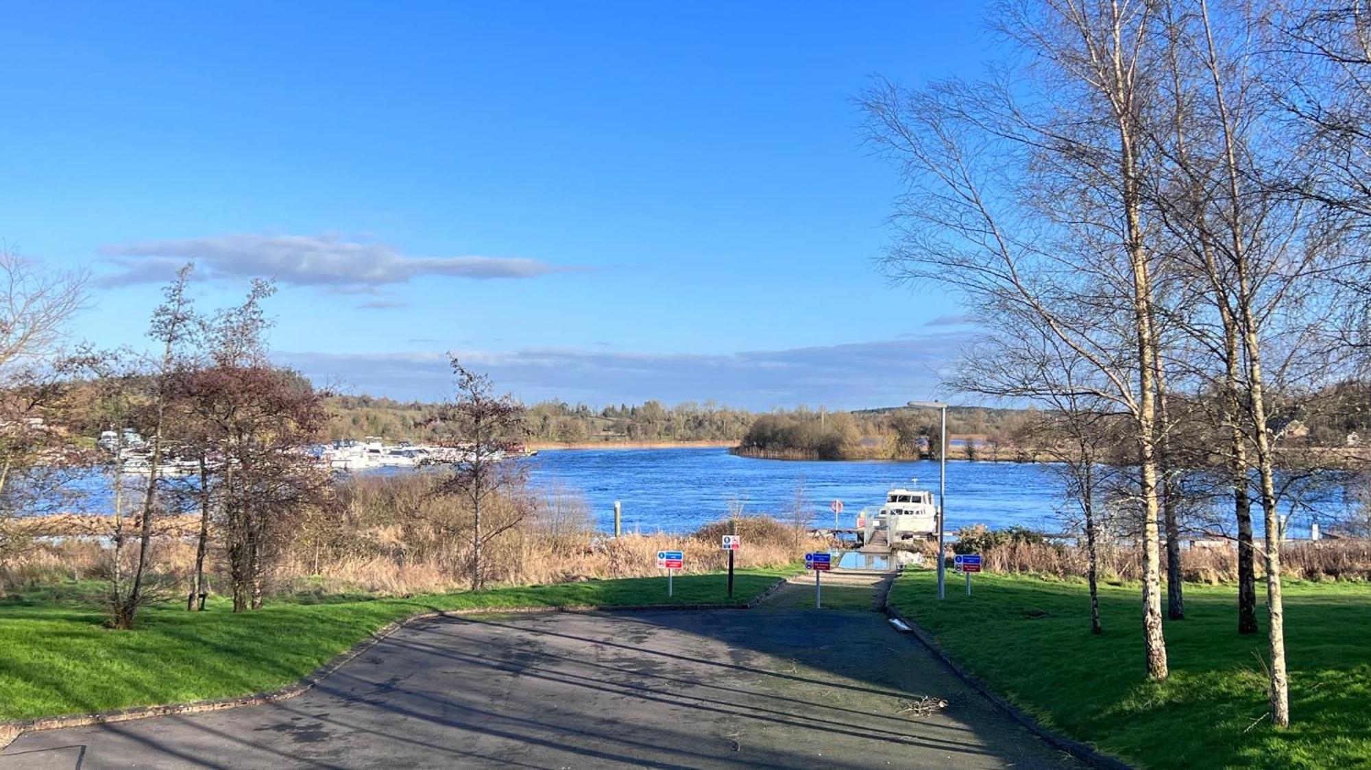 Riverside Leilighet Raheelan Eksteriør bilde